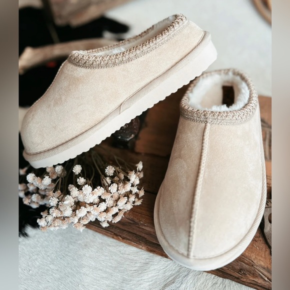 NIB Brand New Sparks Very G Cream Faux Fur Vegan Suede Slippers Slides Shoes - Picture 6 of 11